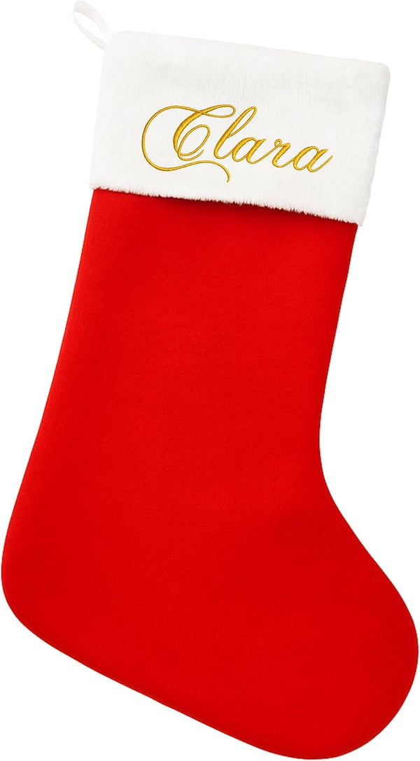 Chaussette de Noël rouge à revers blanc brodée du prénom « Clara » en fil doré
