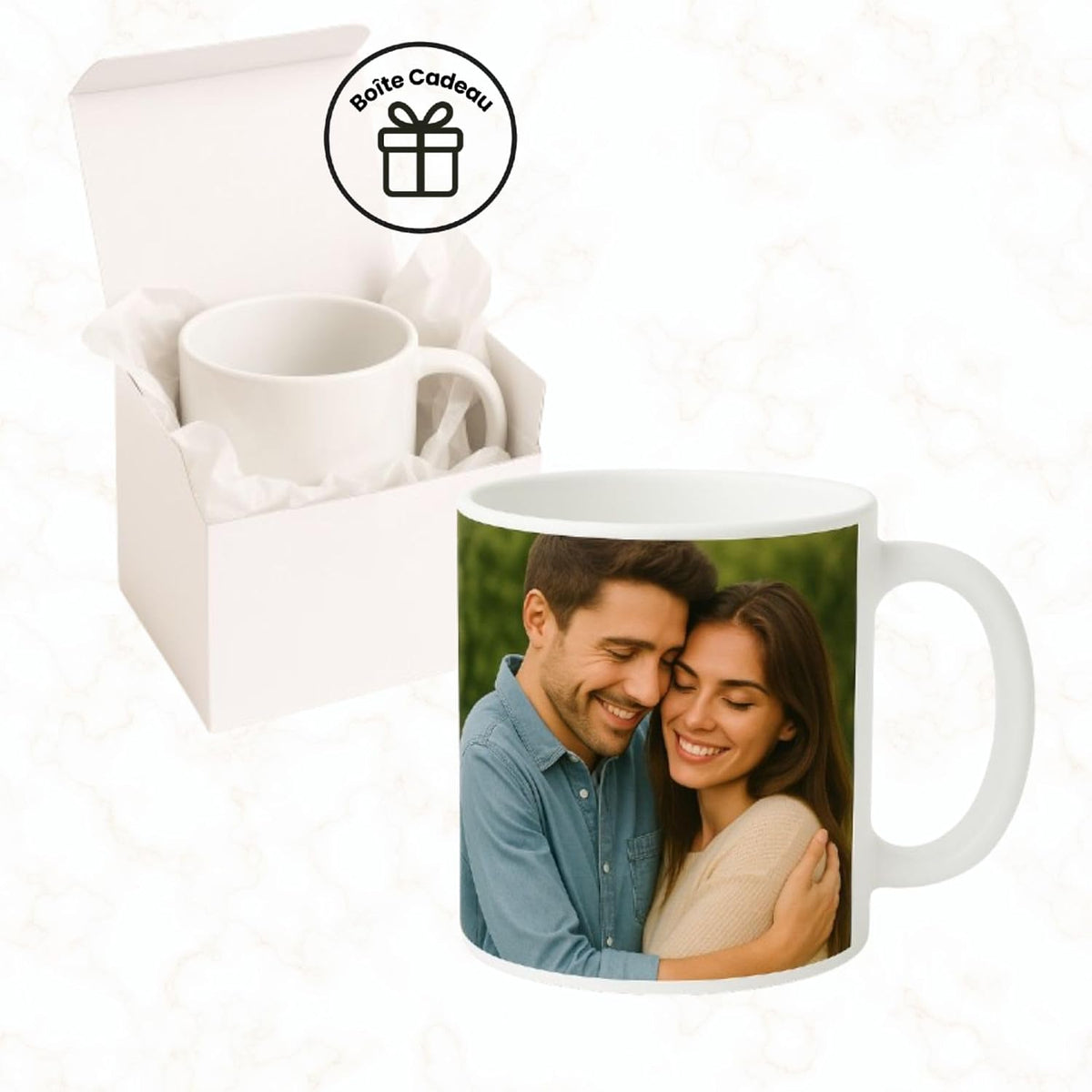 Mug personnalisé avec photo d'un couple enlacé, à côté d'une boîte cadeau blanche contenant un mug