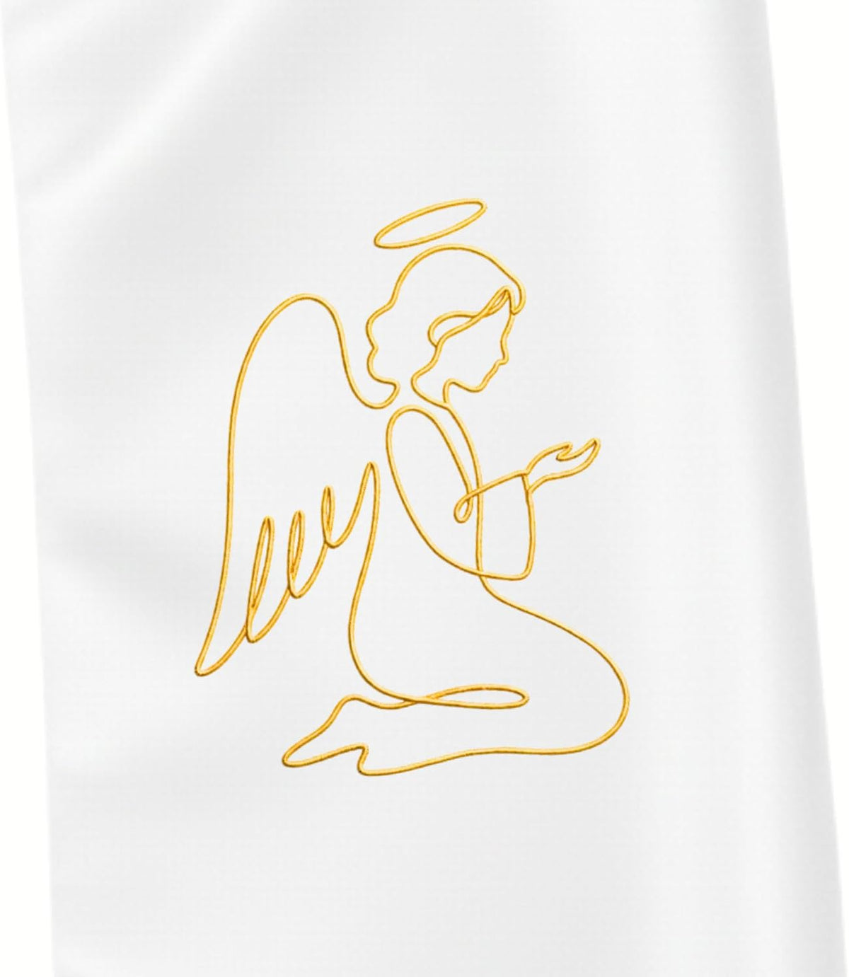 Gros plan de l'ange en prière brodé en fil doré sur l'étole de baptême blanche