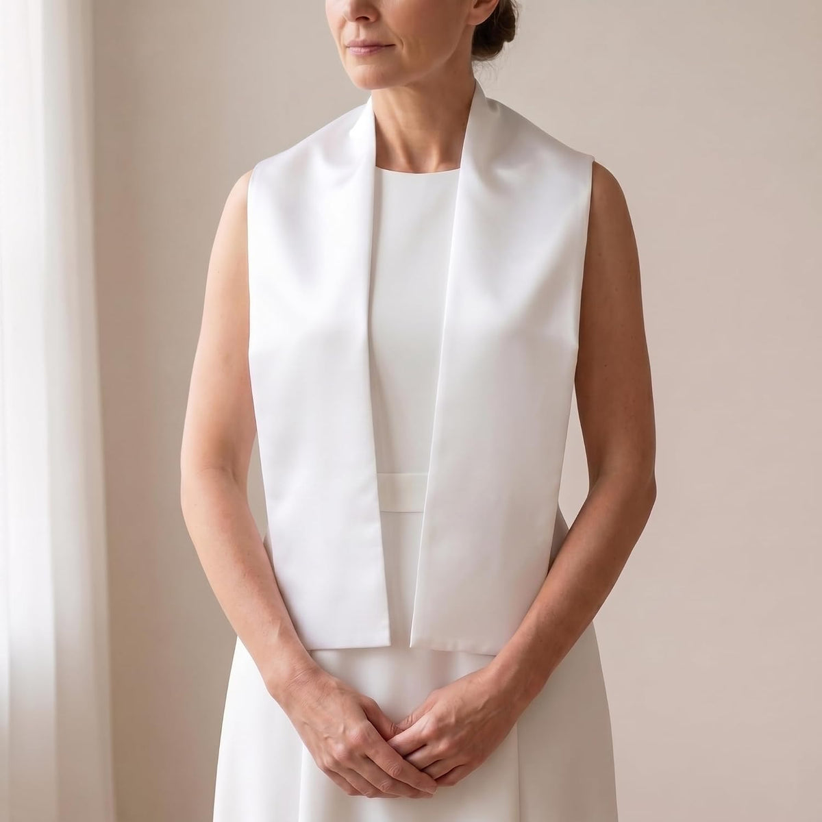 Illustration : femme en robe blanche portant l'étole blanche vierge autour du cou
