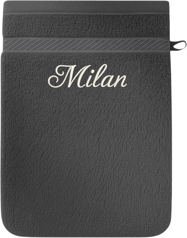 Gant de toilette anthracite brodé du prénom « Milan » en fil blanc