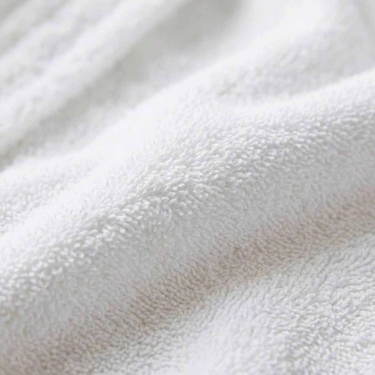 Gros plan de la texture éponge blanche du peignoir
