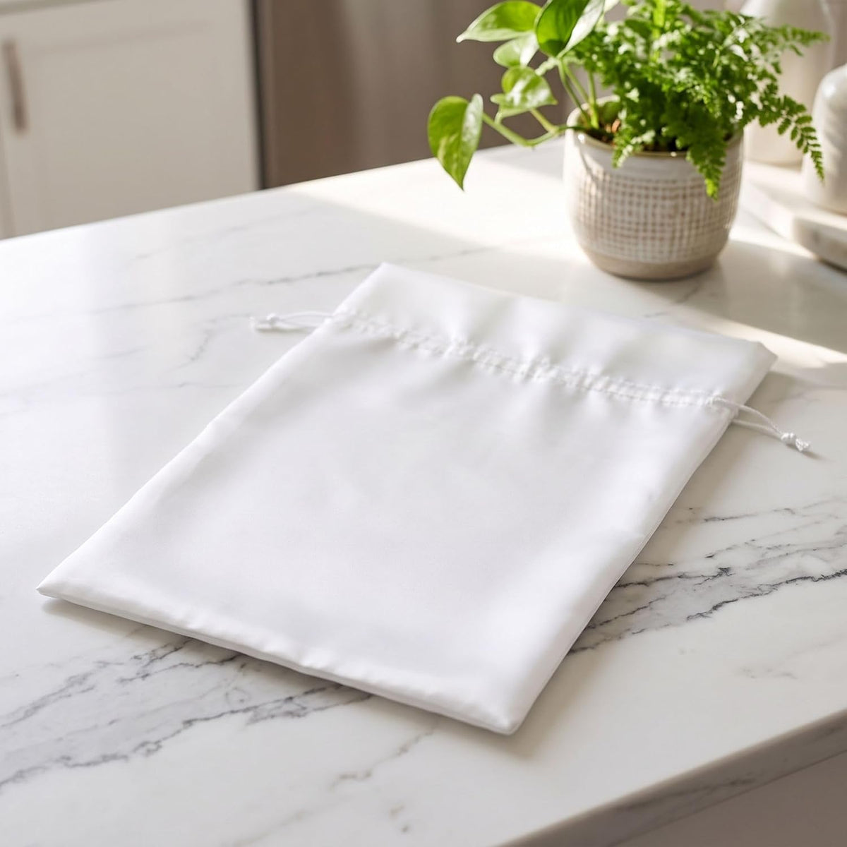 Pochon en satin blanc brodé personnalisé – vue 6