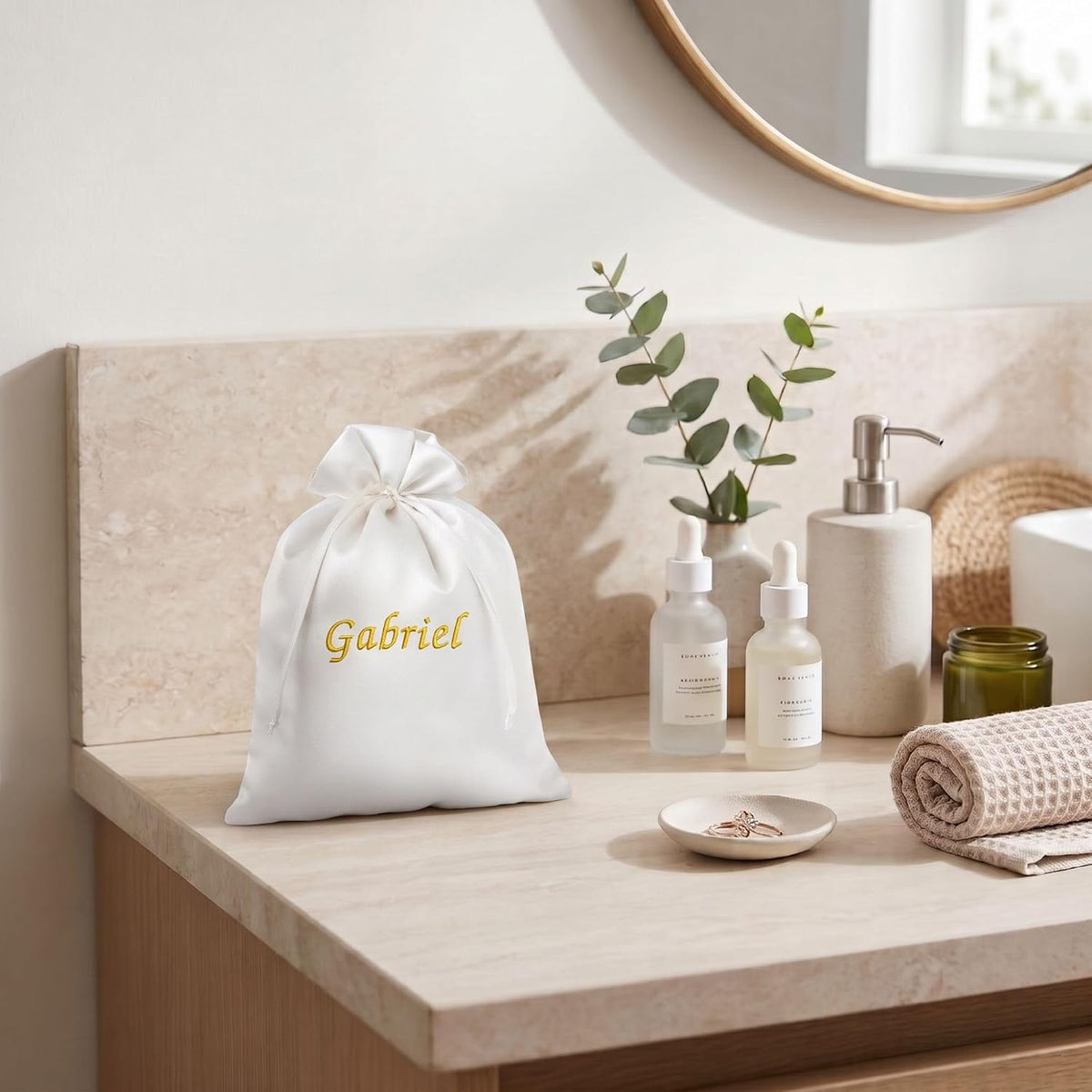 Pochon en satin blanc brodé personnalisé – vue 3