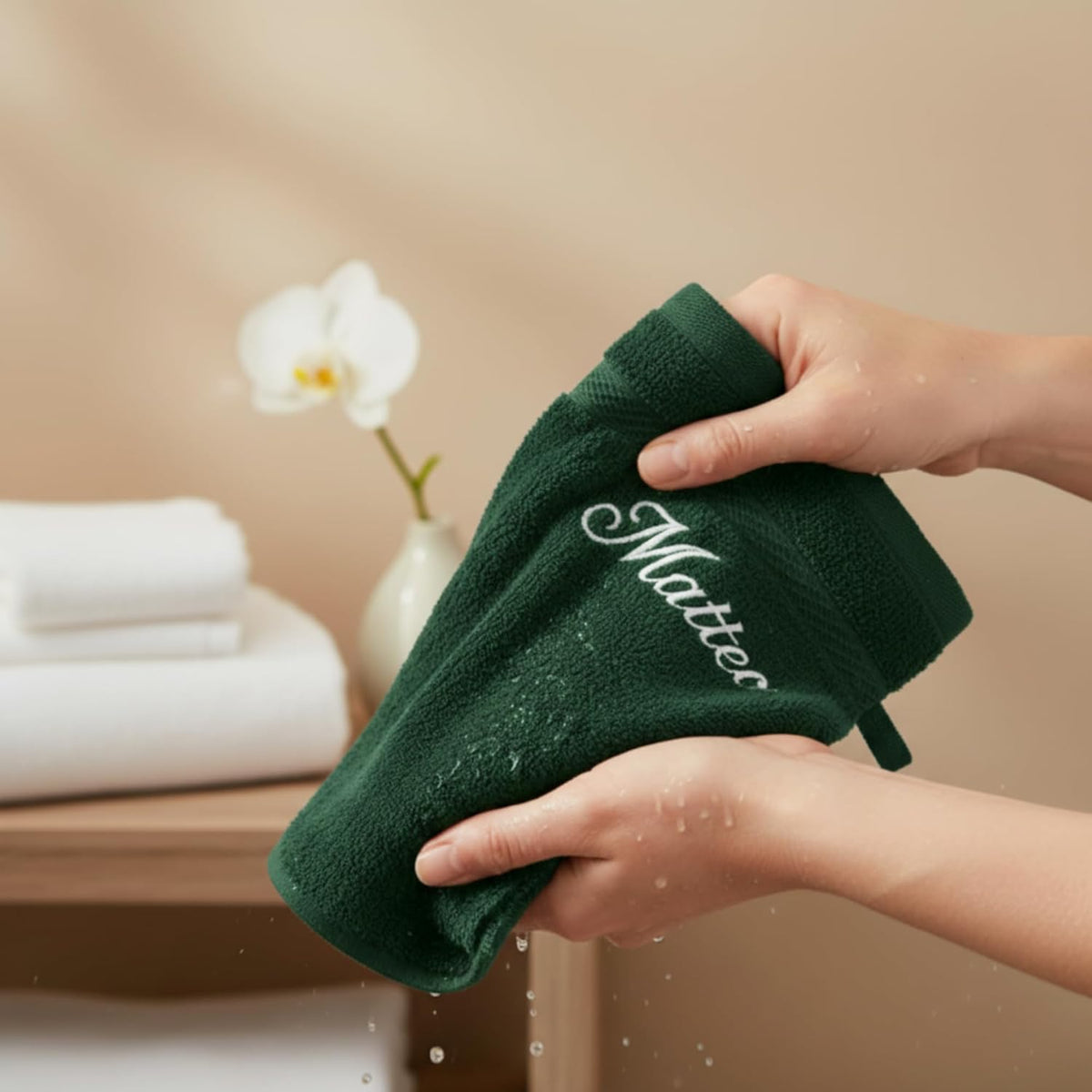 Gant de toilette vert foncé brodé « Matteo » essoré avec des gouttes d'eau