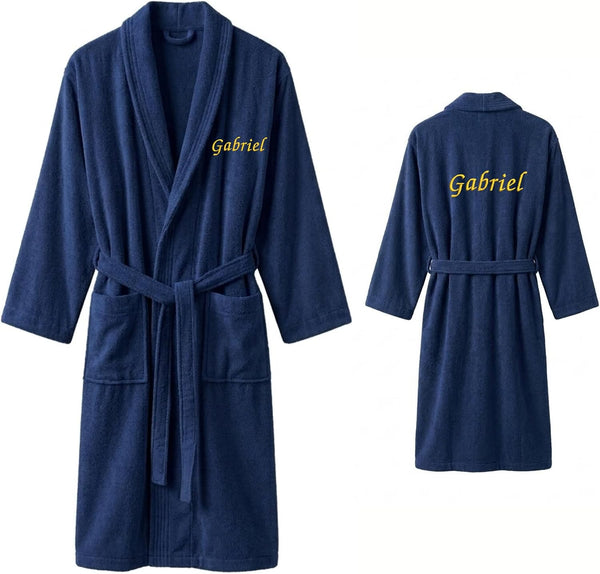 Peignoir bleu marine brodé du prénom « Gabriel » en fil doré sur la poitrine et dans le dos, avant et arrière