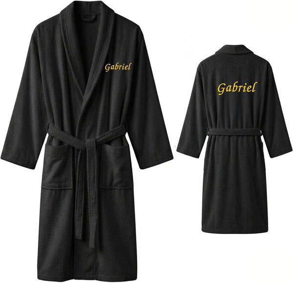 Peignoir noir brodé du prénom « Gabriel » en fil doré sur la poitrine et dans le dos, vues avant et arrière