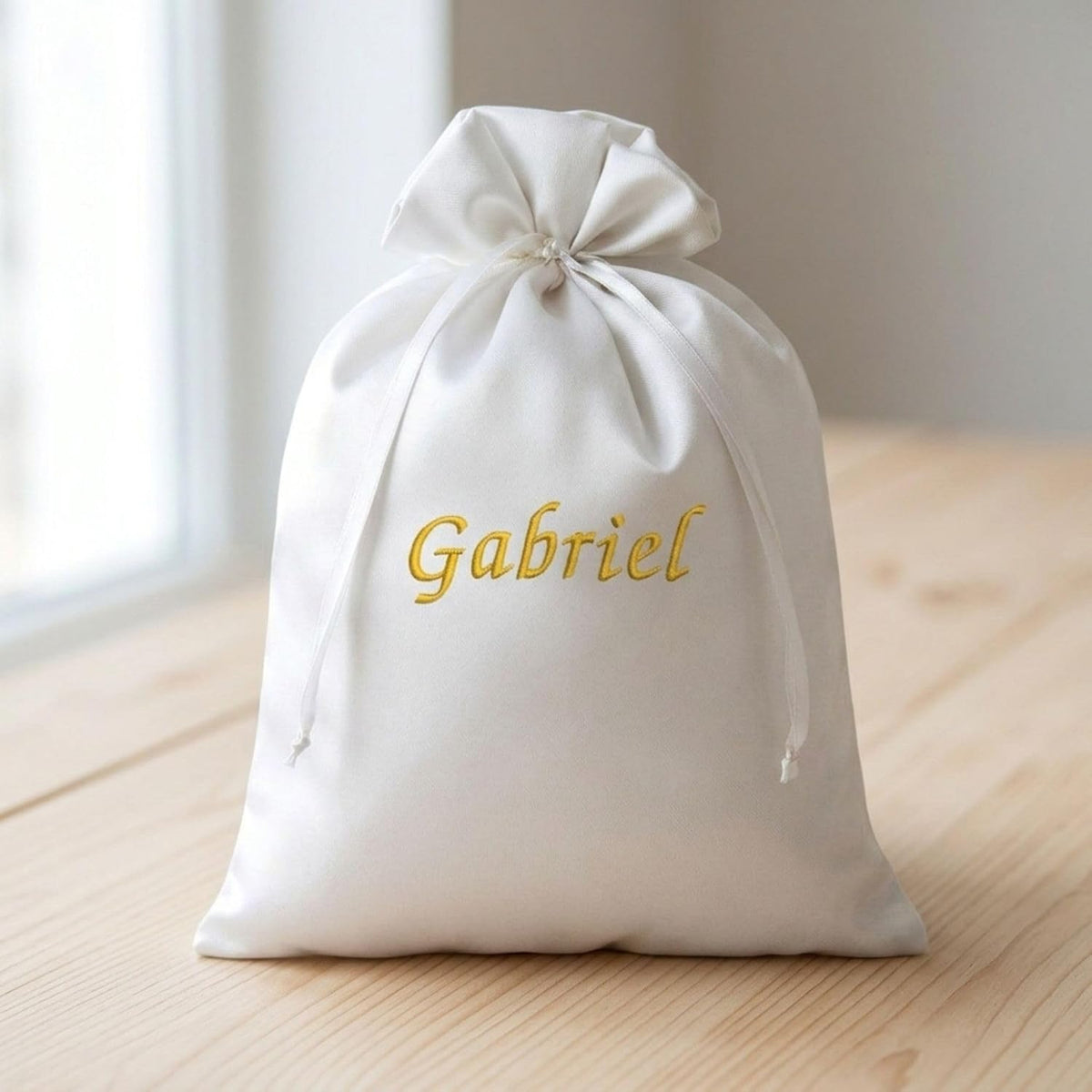 Pochon en satin blanc brodé personnalisé – vue 5