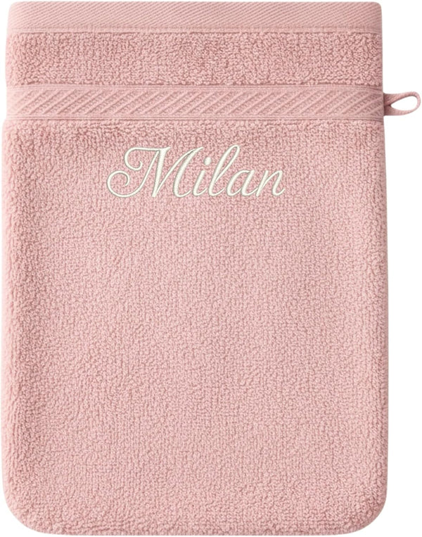 Gant de toilette rose brodé du prénom « Milan » en fil blanc