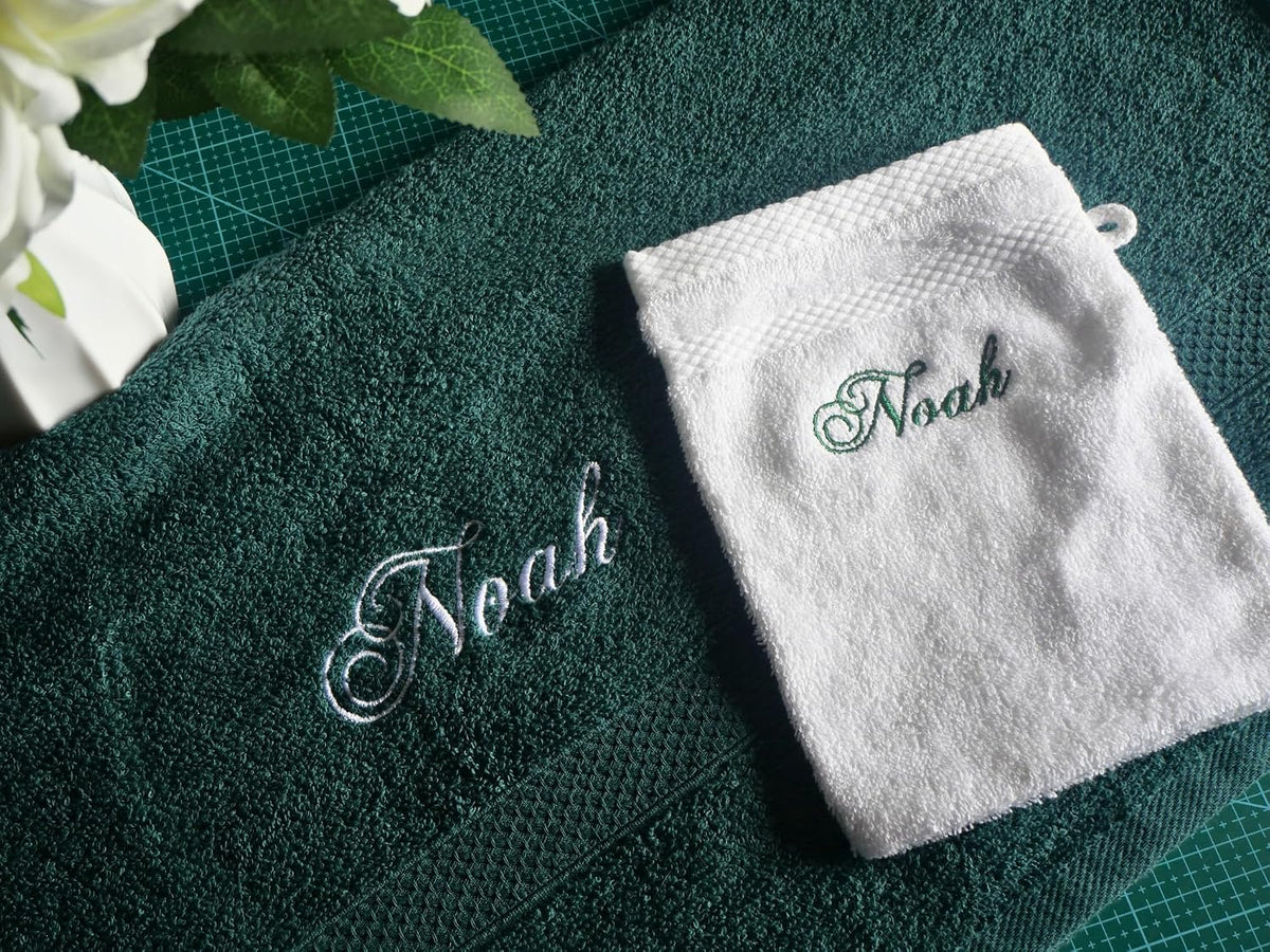 Serviette verte et gant de toilette blanc assortis, tous deux brodés du prénom « Noah »